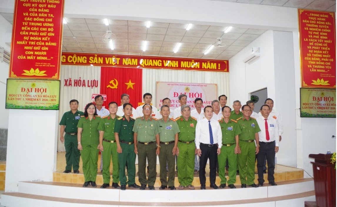 Ban Chấp hành Hội Cựu Công an nhân dân xã Hỏa Lựu chụp ảnh lưu niệm cùng các đại biểu dự Đại hội