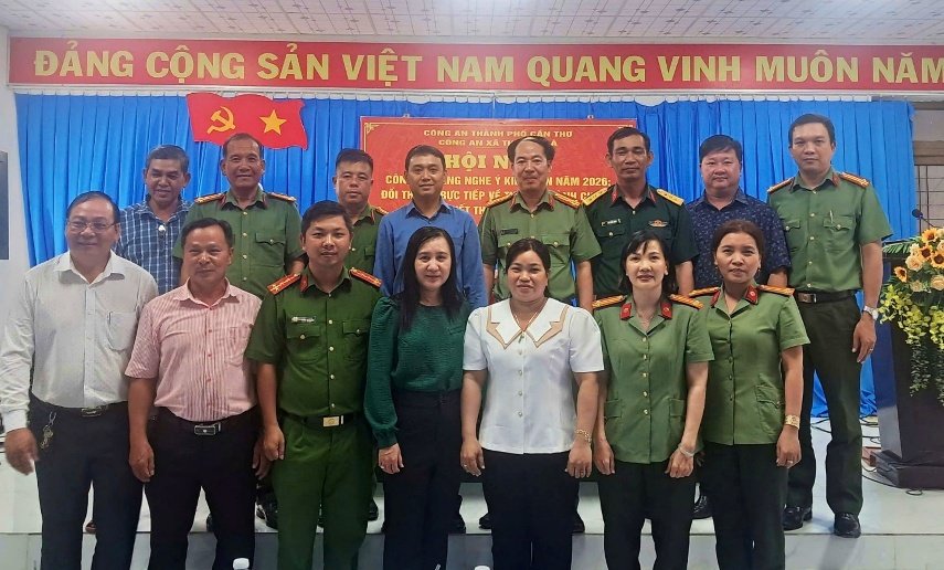 Đại biểu chụp ảnh lưu niệm