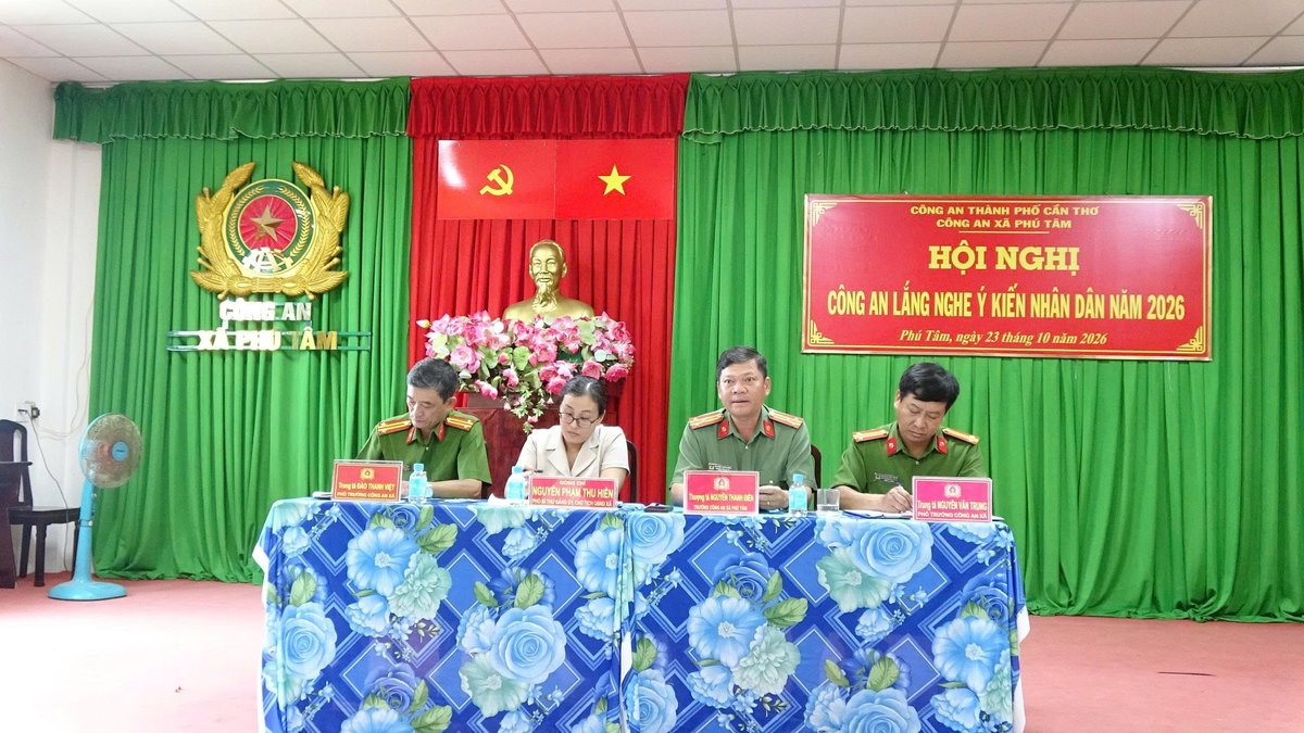 Đồng chí Nguyễn Phạm Thu Hiền, Chủ tịch Ủy ban nhân dân xã và Ban Chỉ huy Công an xã giải đáp các ý kiến của Nhân dân