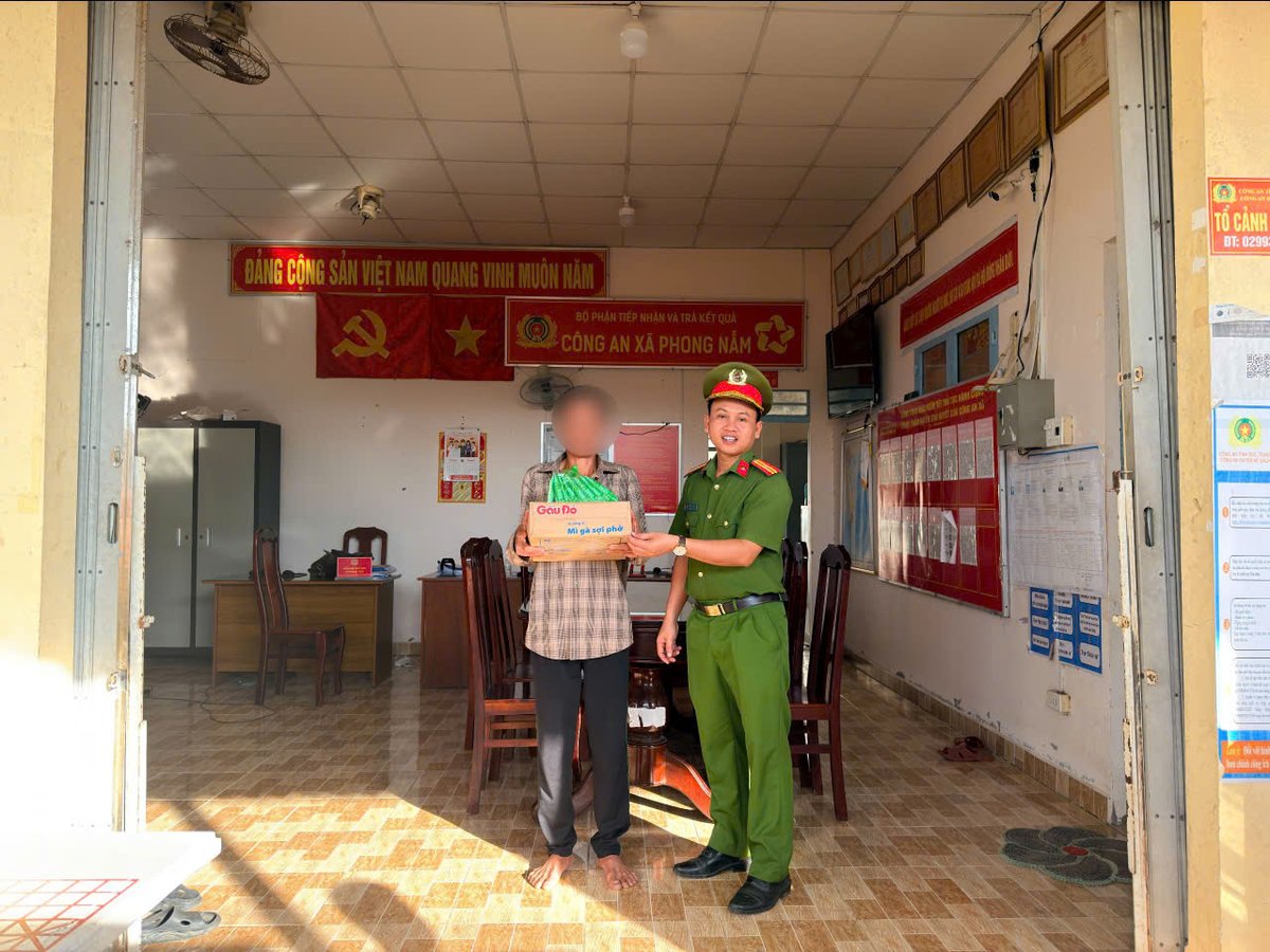 Công an xã Phong Nẫm trao tặng quà cho người tái hòa nhập cộng đồng