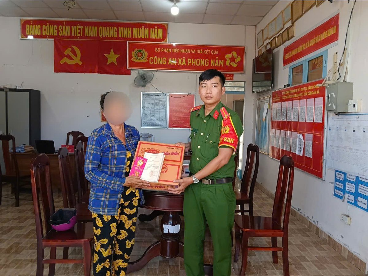 Đồng chí Trung úy Lê Thanh Nhã, Bí thư Chi đoàn Công an xã, Cán bộ Tổ Cảnh sát khu vực trao tiền, mì gói và sổ thăm gặp cho thân nhân đối tượng đang chấp hành án phạt tù