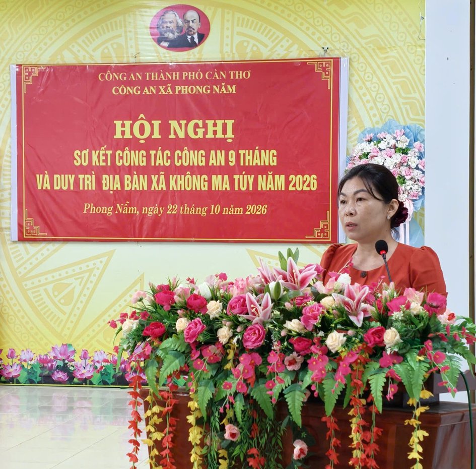 Đồng chí Huỳnh Phương Kiều, Phó Bí thư Đảng ủy, Chủ tịch Ủy ban nhân dân xã phát biểu chỉ đạo tại hội nghị