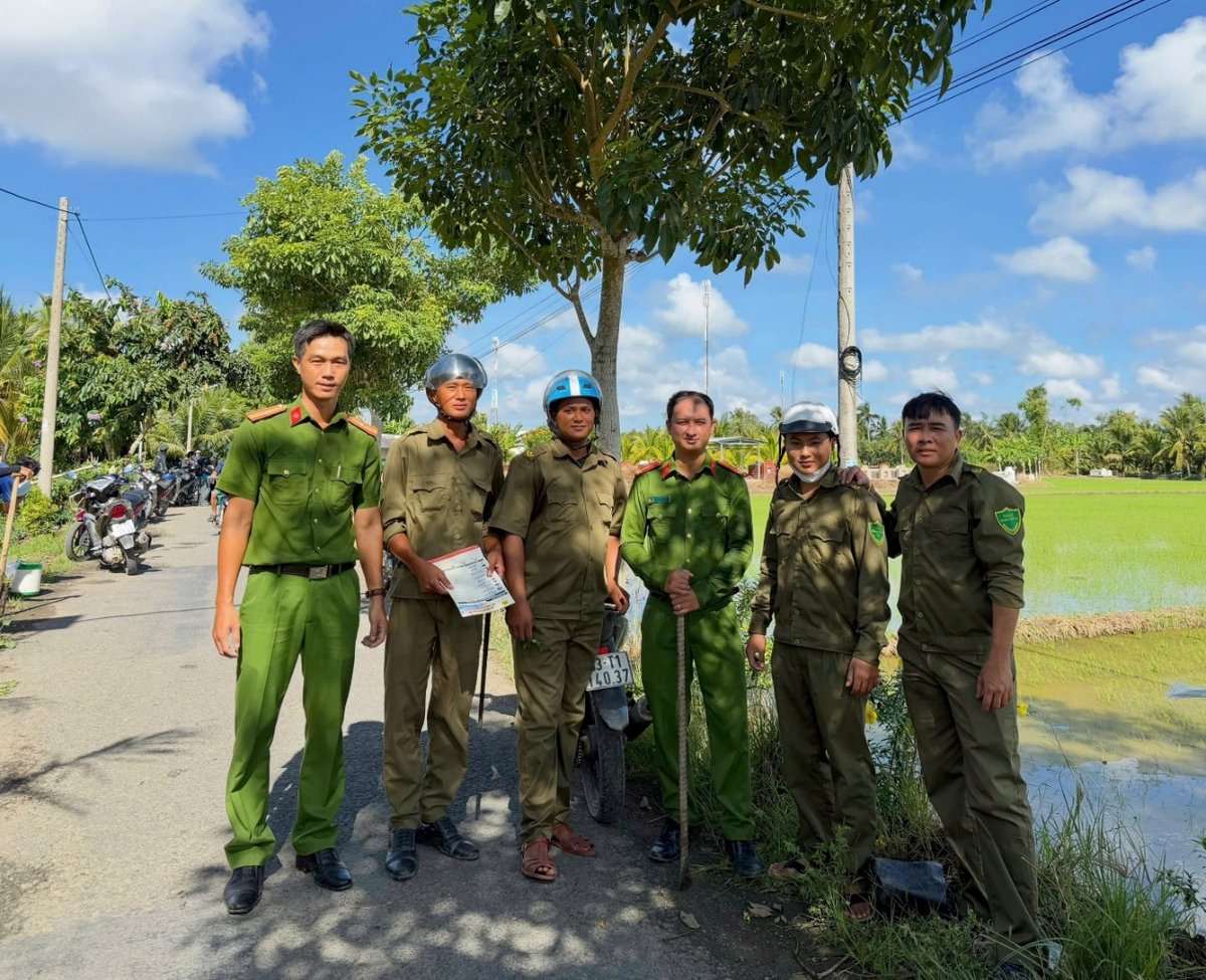 Cán bộ Công an xã cùng lực lượng tham gia bảo vệ an ninh, trật tự ở cơ sở tổ chức trồng cây xanh.