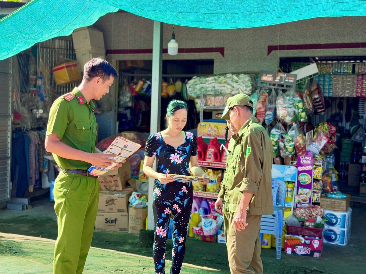 Cán bộ Công an xã thực hiện công tác tuyên truyền pháp luật cho người dân.