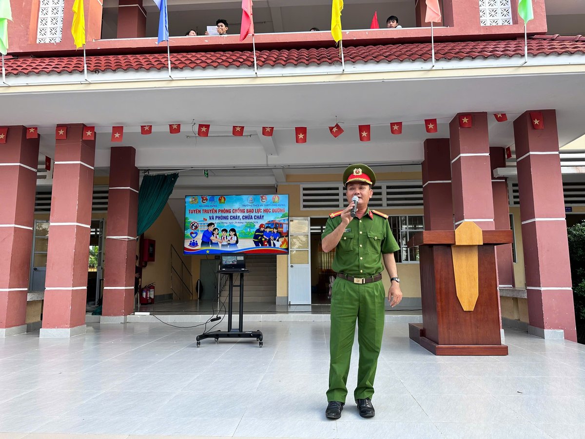 Trung tá Dương Mộng Xuyên, Phó Trưởng Công an xã Long Hưng trực tiếp tuyên truyền, phổ biến kiến thức pháp luật