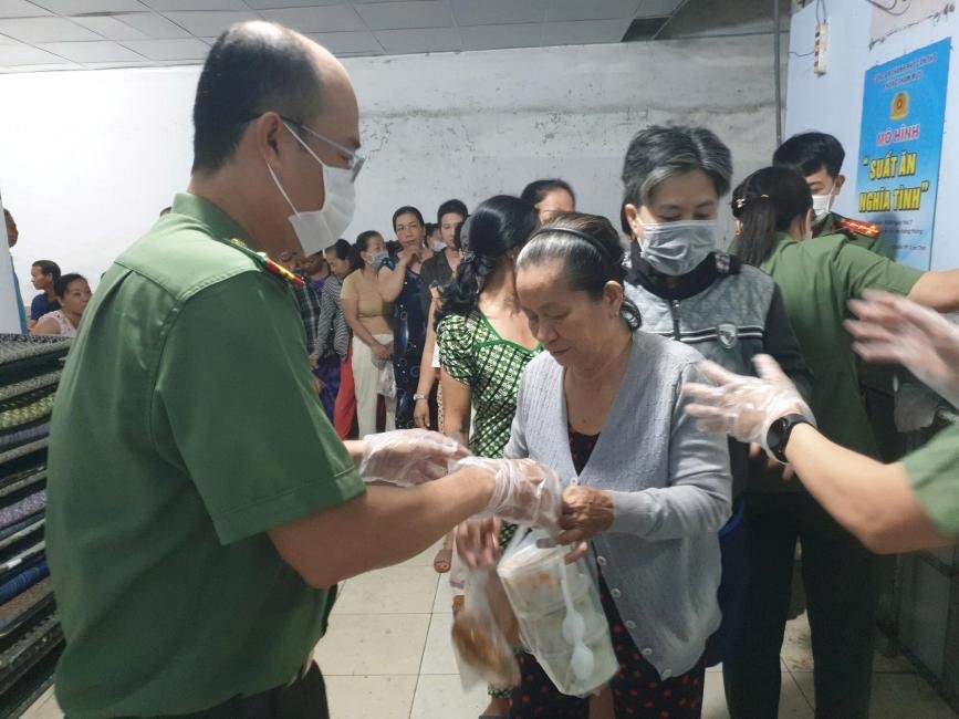 Cán bộ, chiến sĩ Phòng Tham mưu Công an TP Cần Thơ trao tận tay những phần cháo cho bệnh nhân và thân nhân tại Bệnh viện Ung bướu từ mô hình “suất ăn nghĩa tình”.