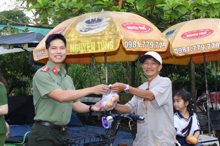Những nụ cười rạng rỡ, ấm áp tình quân dân khi cán bộ chiến sĩ trao tận tay phần ăn sáng cho người dân.