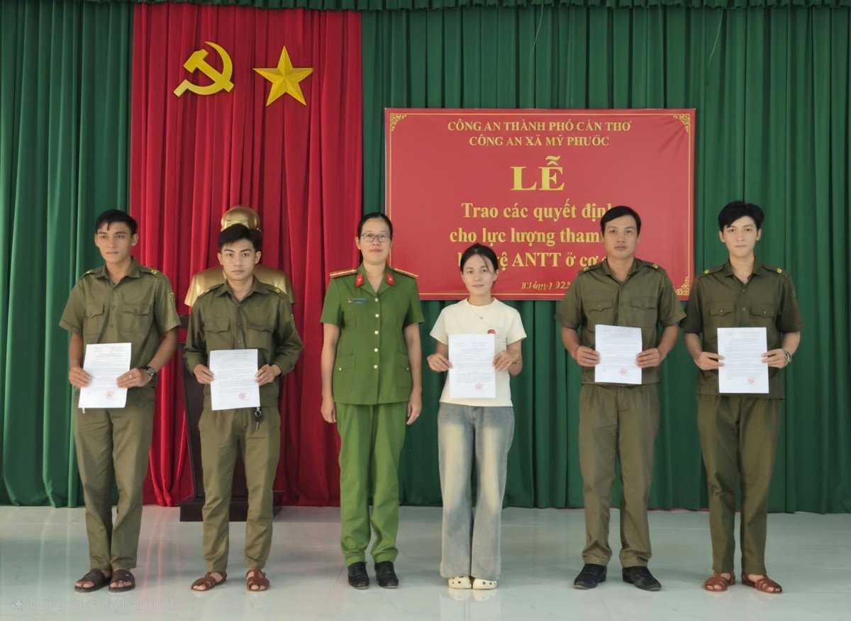 Thiếu tá Huỳnh Thị Anh Đài – Phó Trưởng Công an xã trao quyết định cho lực lượng An ninh trật tự cơ sở xã Mỹ Phước