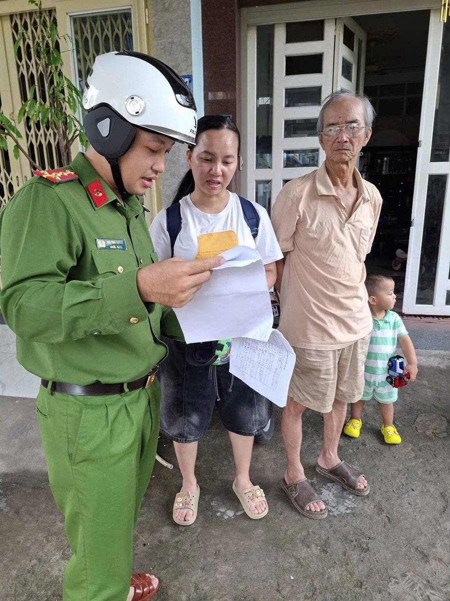 Cảnh sát khu vực trực tiếp đến nhà người dân rà soát thông tin, làm sạch dữ liệu