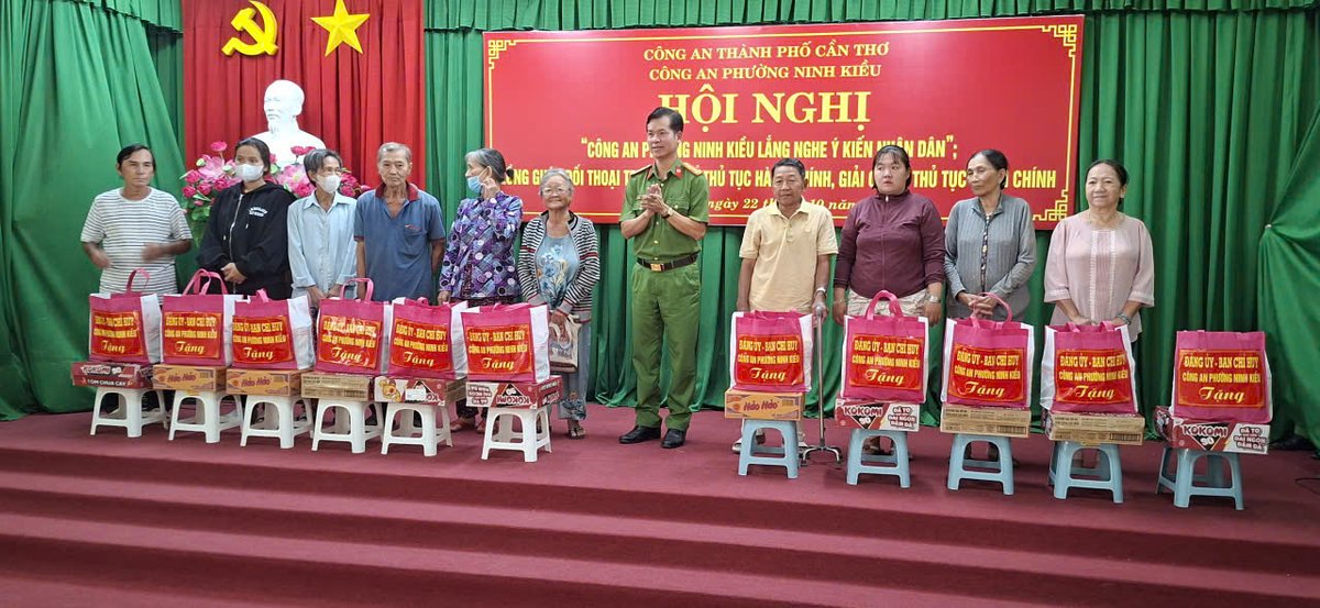 Đồng chí Đại tá Huỳnh Minh Thơ, Trưởng phòng PC02 trao quà tặng các hộ gia đình có hoàn cảnh khó khăn tại hội nghị.