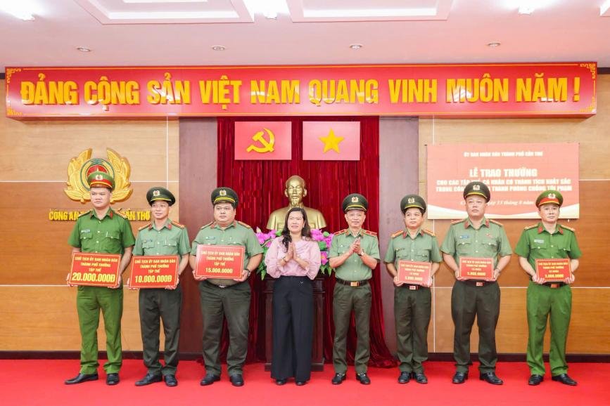Bà Nguyễn Thị Ngọc Điệp, Phó Chủ tịch UBND thành phố Cần Thơ và Thiếu tướng Huỳnh Việt Hòa, Giám đốc Công an thành phố trao thưởng cho các đơn vị tham gia phá chuyên án “làm, tàng trữ, lưu hành tiền giả”.
