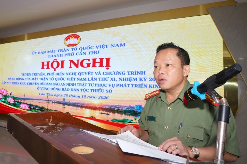 Đồng chí Đại tá, Tiến sĩ Nguyễn Văn Thắng, Phó Giám đốc Công an thành phố Cần Thơ báo cáo chuyên đề tại hội nghị