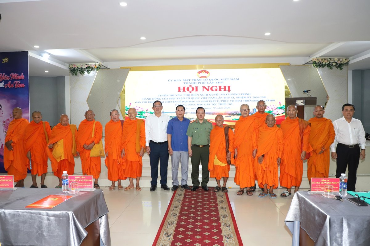 Đại tá, Tiến sĩ Nguyễn Văn Thắng, Phó Giám đốc Công an thành phố Cần Thơ, lãnh đạo Ủy ban Mặt trận Tổ quốc Việt Nam thành phố Cần Thơ và lãnh đạo Đảng ủy phường Phú Lợi chụp ảnh lưu niệm với các Hòa thượng, Thượng tọa, Đại đức