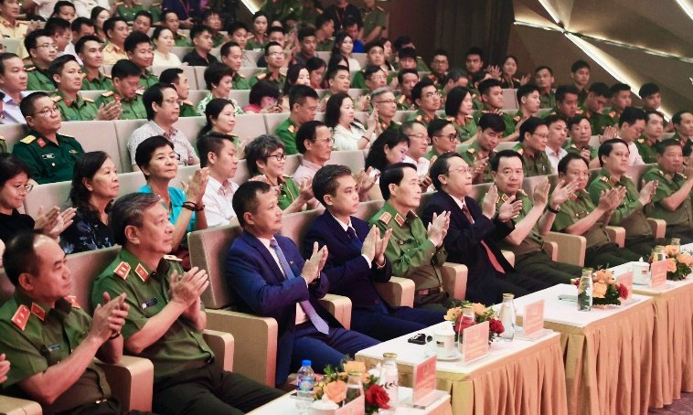 Thứ trưởng Lê Quốc Hùng cùng các đại biểu dự Lễ bế mạc.