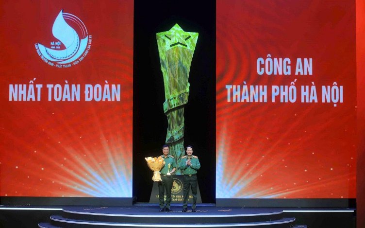 Thứ trưởng Lê Quốc Hùng trao giải Nhất toàn Đoàn tặng Công an TP Hà Nội.