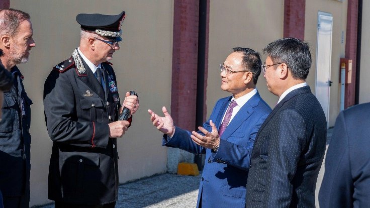 Thứ trưởng Phạm Thế Tùng trao đổi với Chuẩn tướng Andrea Paris về khả năng hợp tác đào tạo lực lượng Cảnh sát gìn giữ hoà bình hai nước.