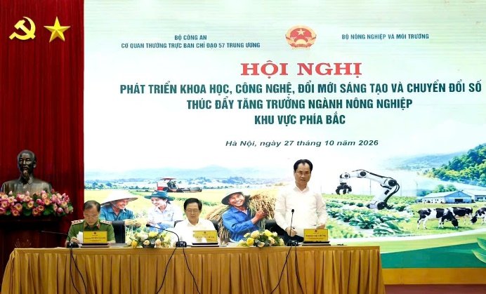 Phó Thủ tướng Chính phủ Hồ Quốc Dũng, Bộ trưởng Bộ NN&MT Trịnh Việt Hùng và Thượng tướng Nguyễn Văn Long, Thứ trưởng Bộ Công an đồng chủ trì Hội nghị.