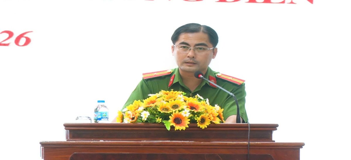 Đồng chí Thiếu tá Lê Hoàng Phú, Phó trưởng Công an xã báo cáo kết quả triển khai thực hiện VneID, khai thác dữ liệu dân cư phục vụ người dân và bảo đảm an ninh, an toàn thông tin tại Hội nghị.