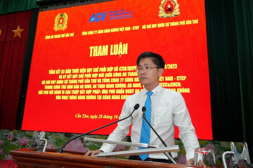Các đại biểu tham luận tại Hội nghị