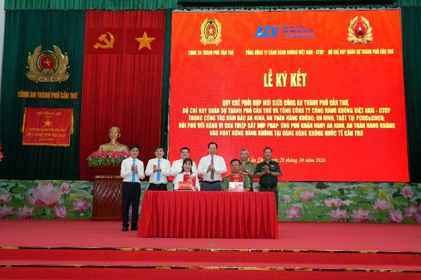 Lãnh đạo phòng Quản lý xuất nhập cảnh, Công an thành phố và Cảng hàng không quốc tế Cần Thơ ký kết kế hoạch phối hợp