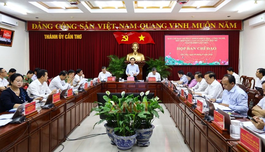 Quang cảnh cuộc họp Ban chỉ đạo về phát triển khoa học, công nghệ, đổi mới sáng tạo và chuyển đổi số thành phố Cần Thơ.