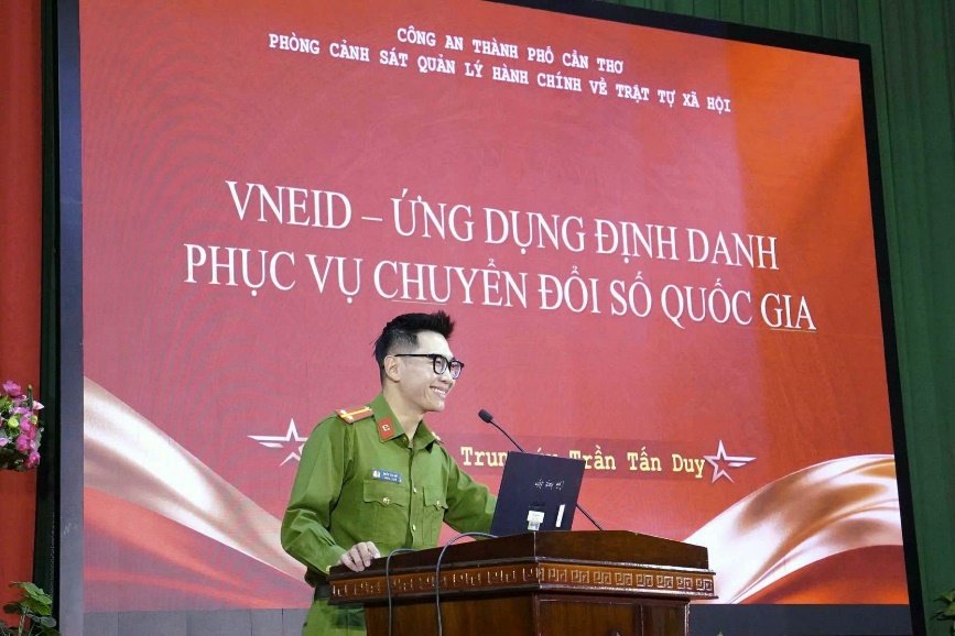 Cán bộ Phòng Cảnh sát quản lý hành chính về trật tự xã hội phổ biến về ứng dụng VNeID trong chuyển đổi số quốc gia.