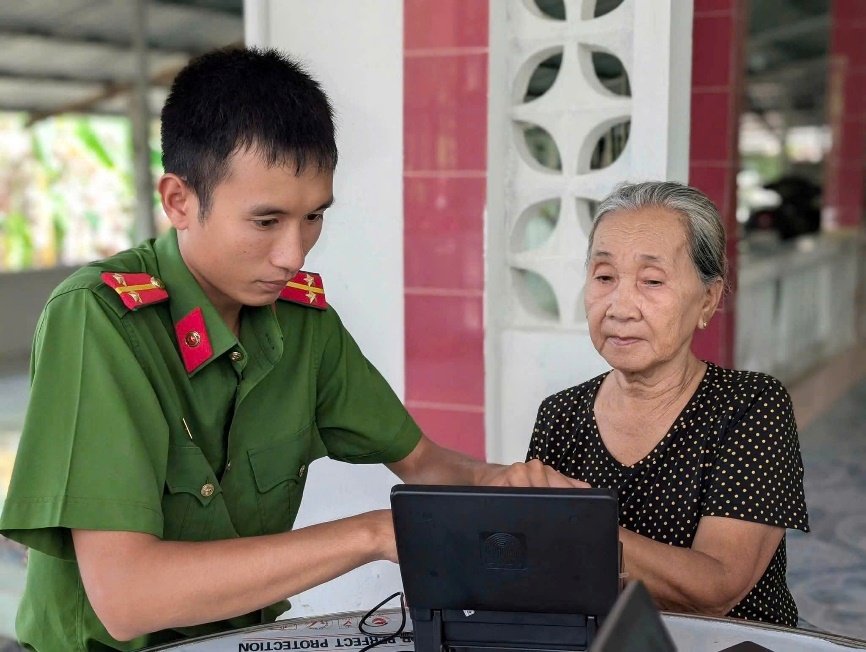 Cán bộ, chiến sĩ đến tận nhà làm thủ tục cấp Căn cước, định danh cho người lớn tuổi tại địa phương.