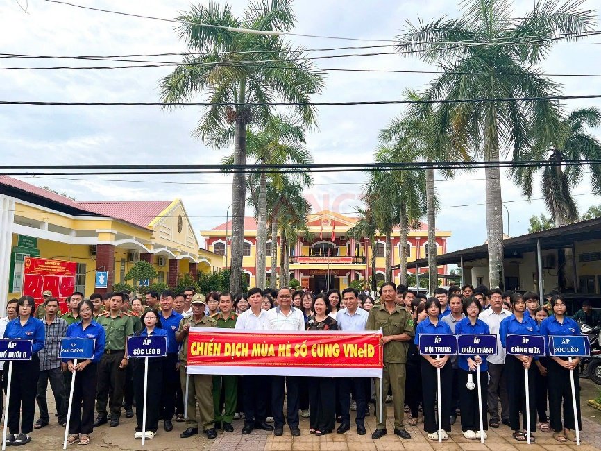 Công an cơ sở phối hợp cùng cấp ủy, chính quyền, ban ngành, đoàn thể đồng loạt ra quân thực hiện Chiến dịch “Mùa hè số cùng VNeID”.