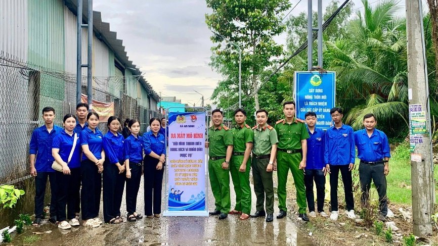 Ra mắt mô hình “Đội hình thanh niên xung kích vì Nhân dân phục vụ” nhằm hỗ trợ người dân chuyển đổi số tại địa phương.
