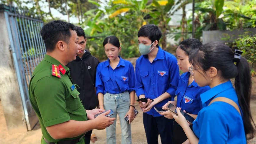 Cán bộ Công an hướng dẫn lực lượng đoàn viên, thanh niên các kỹ năng tuyên truyền và thao tác ứng dụng VneID.