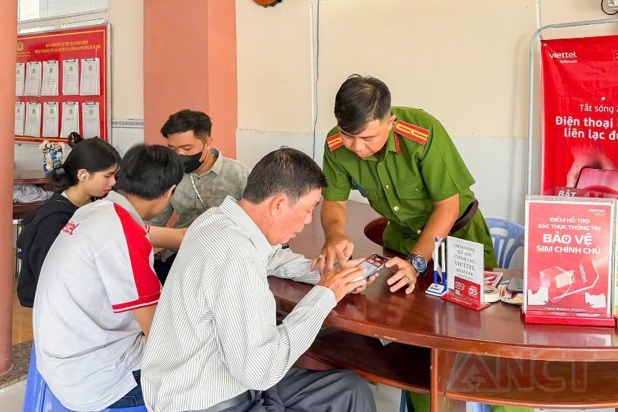 Cán bộ Công an phường tận tình hướng dẫn người dân thực hiện thủ tục hành chính trực tuyến và sử dụng các tiện ích trên VneID