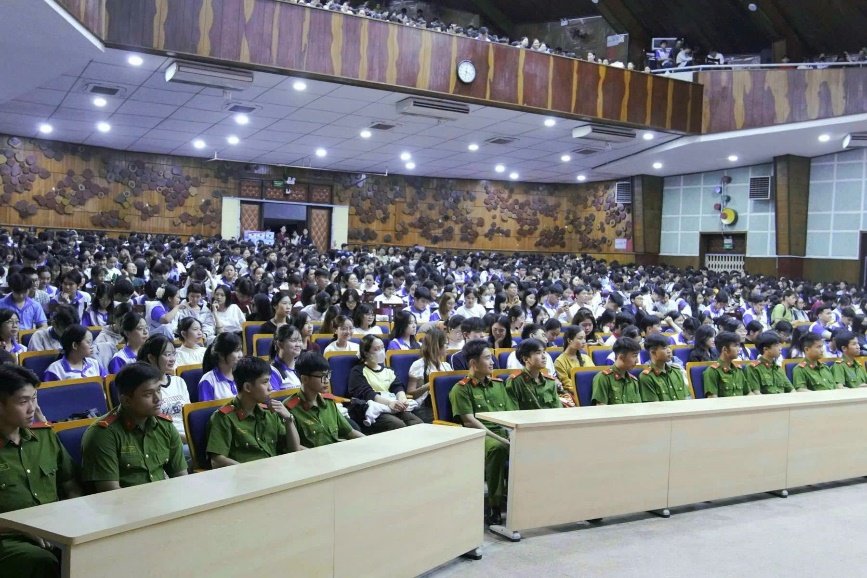 Đông đảo sinh viên tham dự buổi tuyên truyền, phổ biến kiến thức pháp luật về an ninh mạng