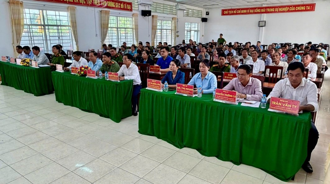 Toàn cảnh Hội nghị “Công an xã Trường Long lắng nghe ý kiến nhân dân”
