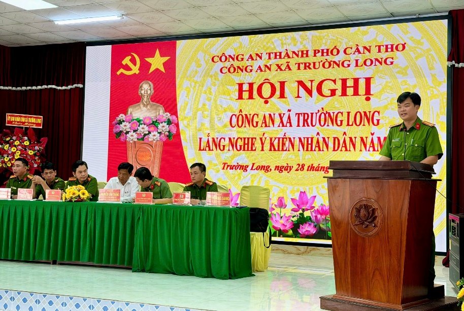 Đại diện Công an xã trao đổi, giải đáp thắc mắc của nhân dân tại Hội nghị