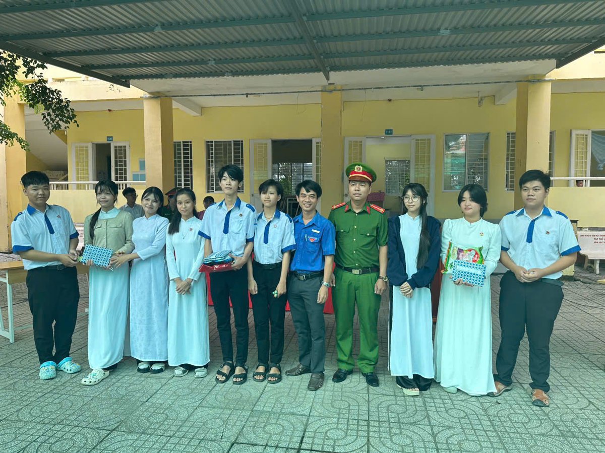 Đại diện Ban tổ chức tặng quà cho các em học sinh tham gia các vòng thi tìm hiểu kiến thức về an toàn giao thông.