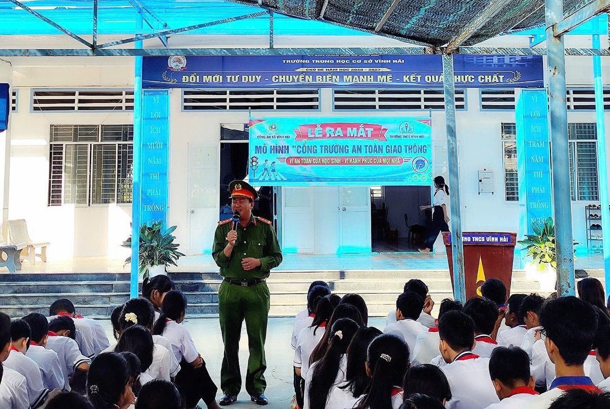 Công an xã Vĩnh Hải tuyên truyền tại buổi lễ