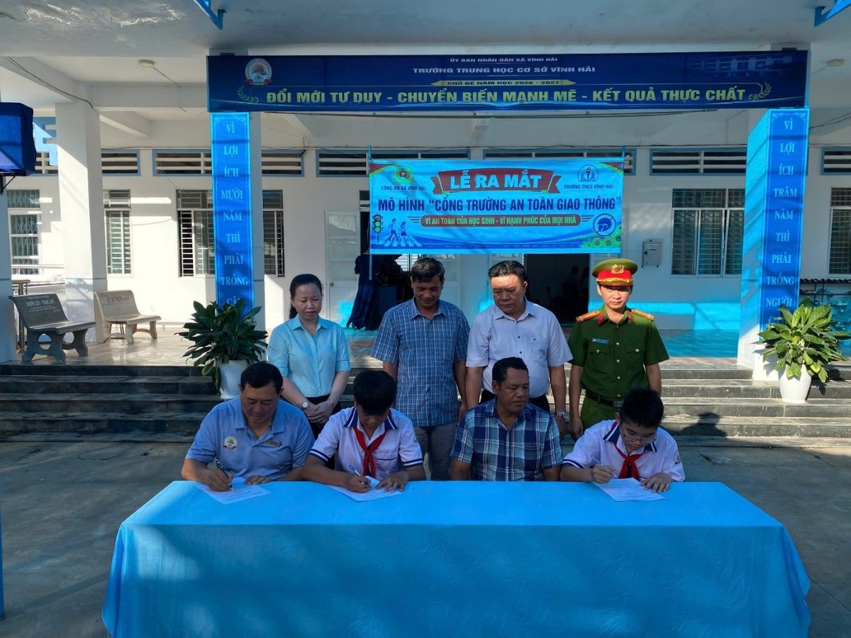 Đại diện phụ huynh và học sinh ký cam kết chấp hành pháp luật về trật tự, an toàn giao thông đường bộ