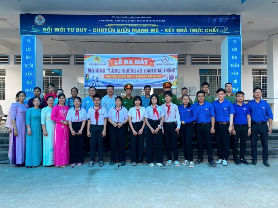 Đại diện UBMTTQVN xã, Công an xã chụp ảnh lưu niệm cùng Ban Giám hiệu, giáo viên và học sinh trường THCS Vĩnh Hải