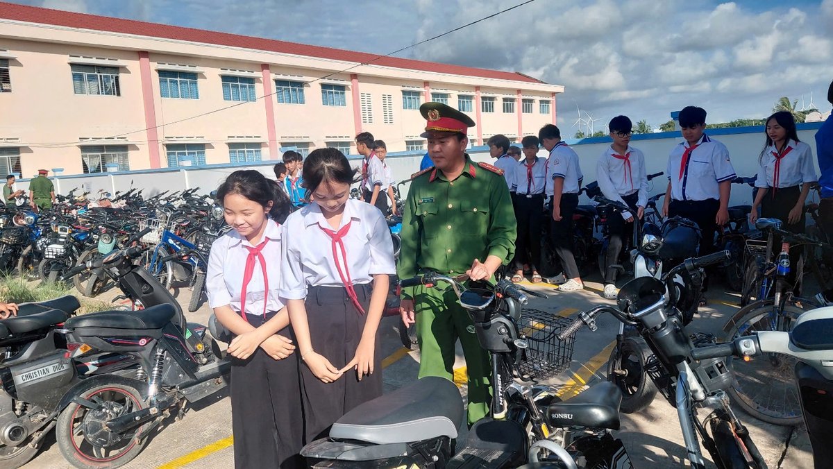 Công an xã kiểm tra, hướng dẫn việc sử dụng xe đạp điện cho học sinh trường THCS Vĩnh Hải