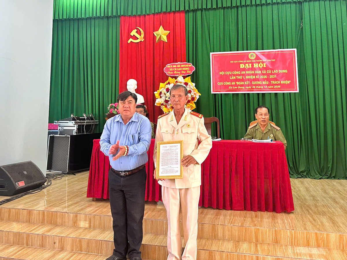Đồng chí Nguyễn Văn Sử, Ủy viên Ban Thường vụ Đảng ủy, Phó Chủ tịch UBND xã trao Quyết định thành lập Hội cựu Công an nhân dân.