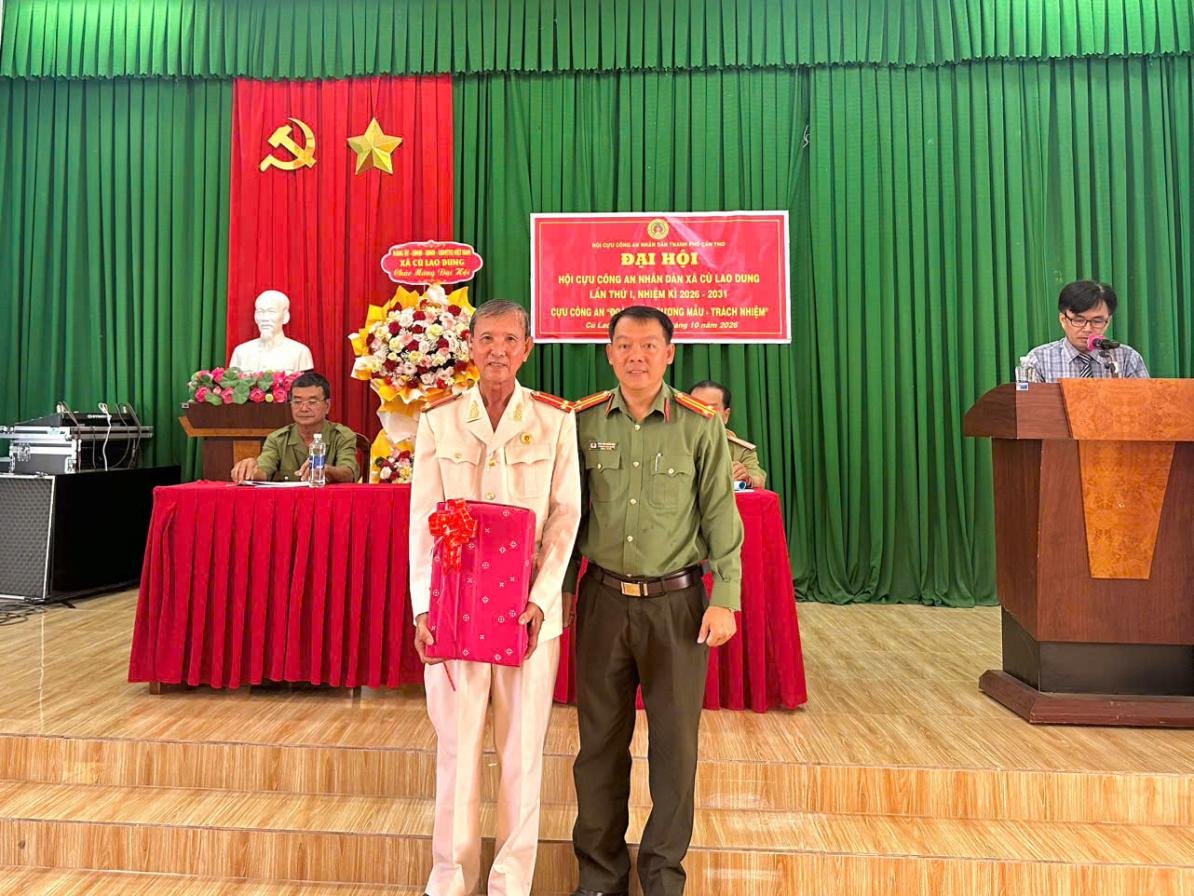 Đồng chí Trung tá Nguyễn Hoài Nhi, Ủy viên Ban Thường vụ Đảng ủy, Trưởng Công an xã tặng quà chúc mừng Đại hội.
