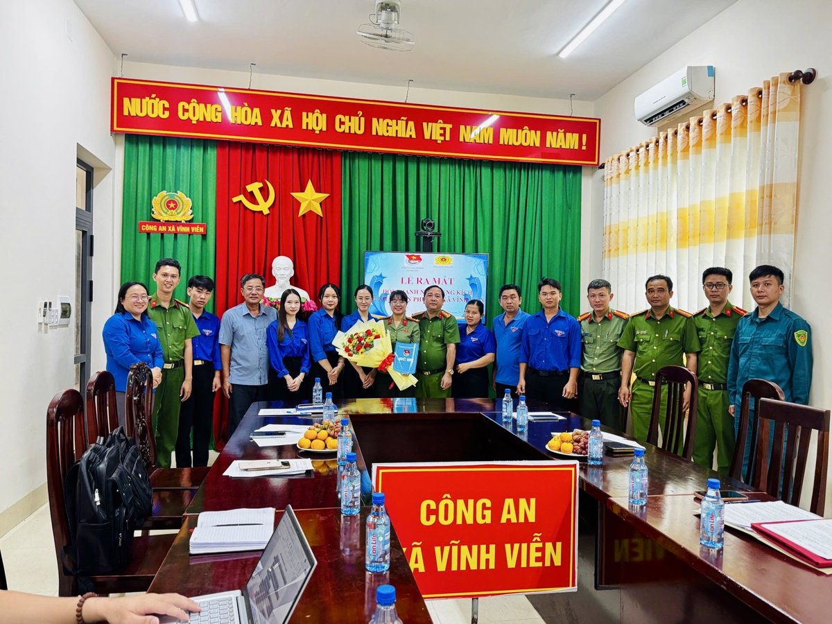 Các đại biểu chụp ảnh lưu niệm cùng thành viên Đội Thanh niên xung kích vì Nhân dân phục vụ.