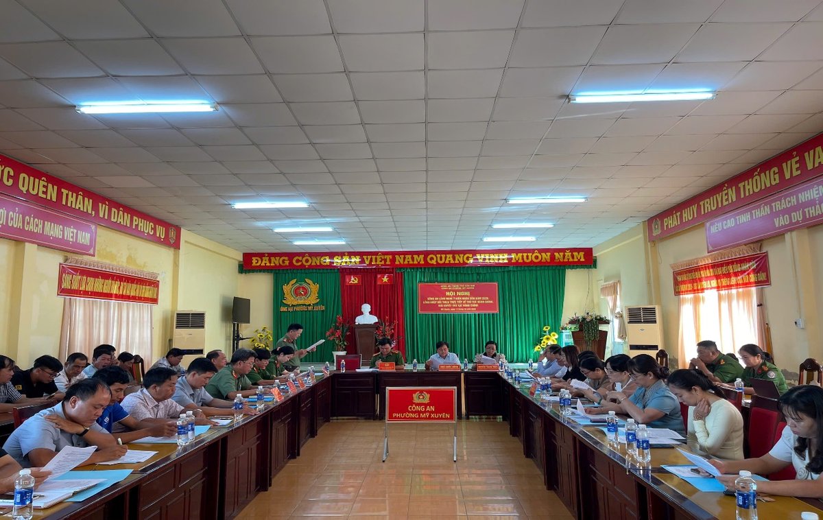Các đại biểu tham gia ý kiến đóng góp cho lực lượng Công an phường và đại diện Ban Chỉ huy Công an phường tiếp thu ý kiến của các đại biểu