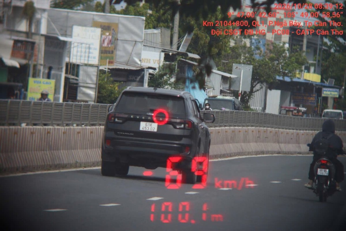 Hình ảnh camera ghi nhận ô tô biển kiểm soát 61K-453.02 di chuyển với tốc độ 69 km/h tại Km 2104+800, Quốc lộ 1, phường Ngã Bảy, thành phố Cần Thơ, lúc 08 giờ 39 phút 12 giây ngày 28/10/2026.