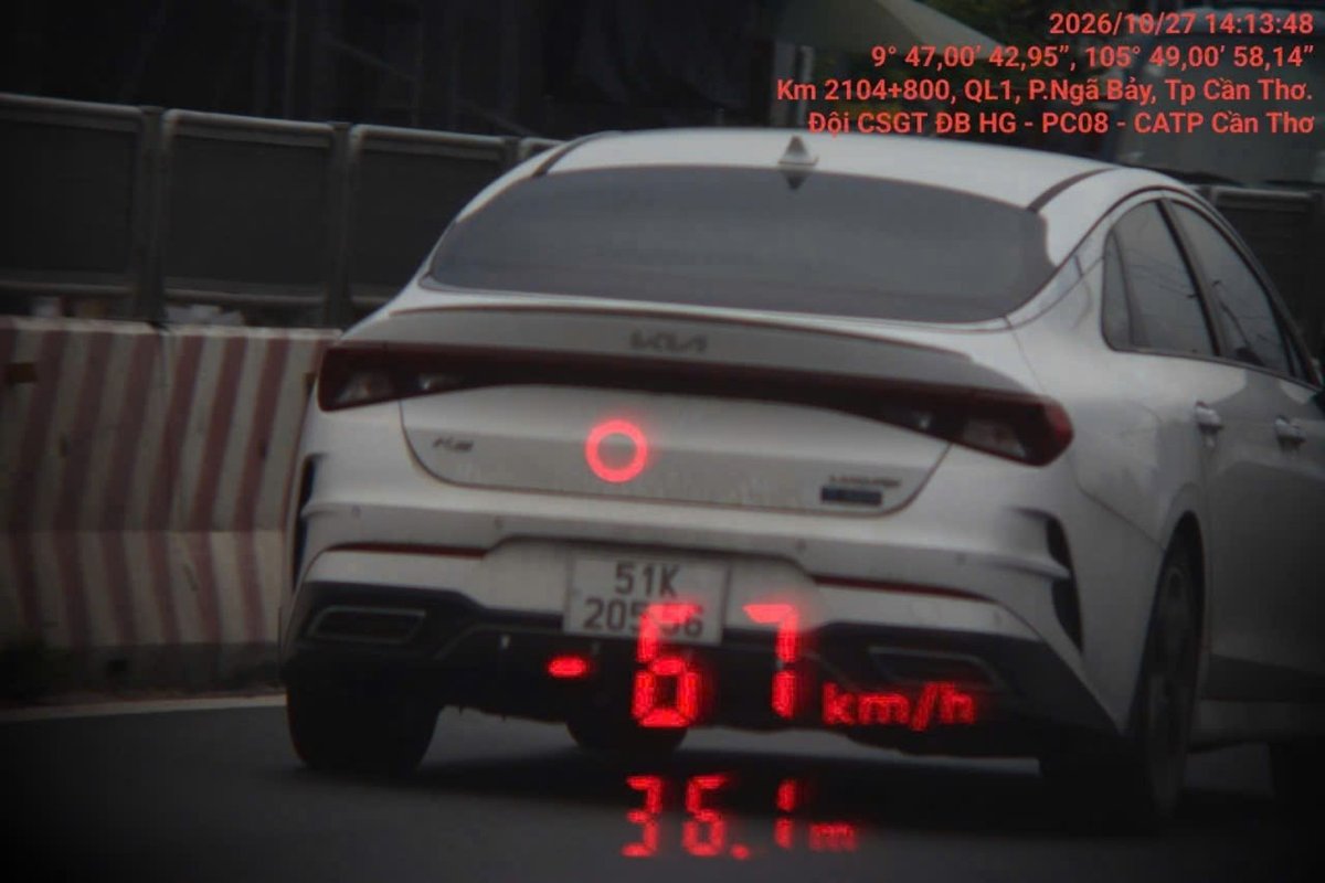 Hình ảnh camera ghi nhận ô tô biển kiểm soát 51K-205.56 di chuyển với tốc độ 67 km/h tại Km 2104+800, Quốc lộ 1, phường Ngã Bảy, thành phố Cần Thơ, lúc 14 giờ 13 phút 48 giây ngày 27/10/2026.